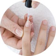 nanošenje laka za liječenje gljivica na noktima